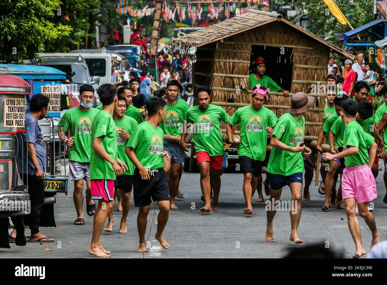Pasig City, Philippines. 12th novembre 2022. Les résidents courent en portant une hutte faite de palmier nipa pendant la course Buhat Kubo (portant la hutte nipa) à Pasig City, aux Philippines, le 12 novembre 2022. Crédit: Rouelle Umali/Xinhua/Alamy Live News Banque D'Images