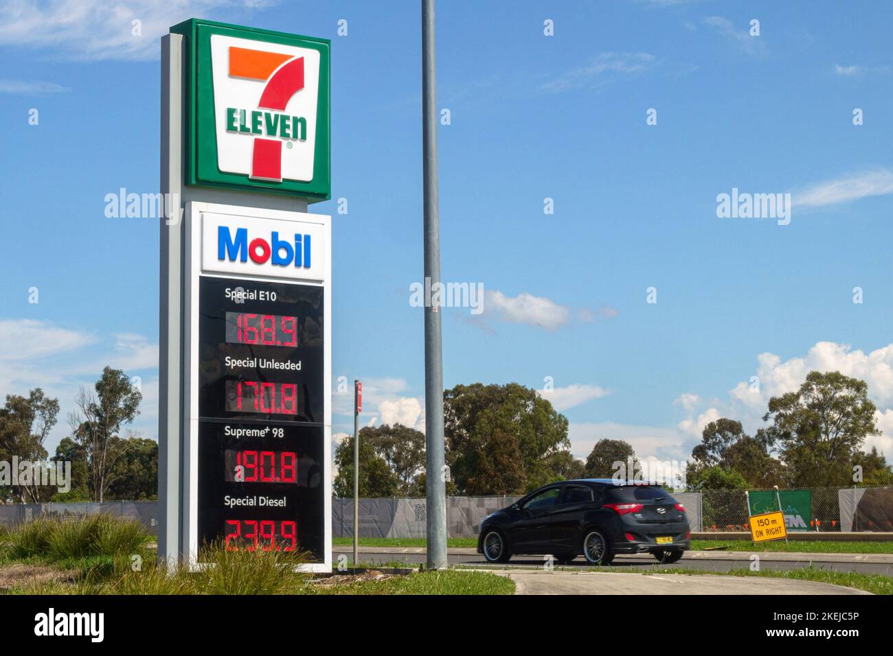 Un panneau de prix à une station service Eleven / Mobil 7 à Emerald Hills à Leppington, Sydney, Australie Banque D'Images