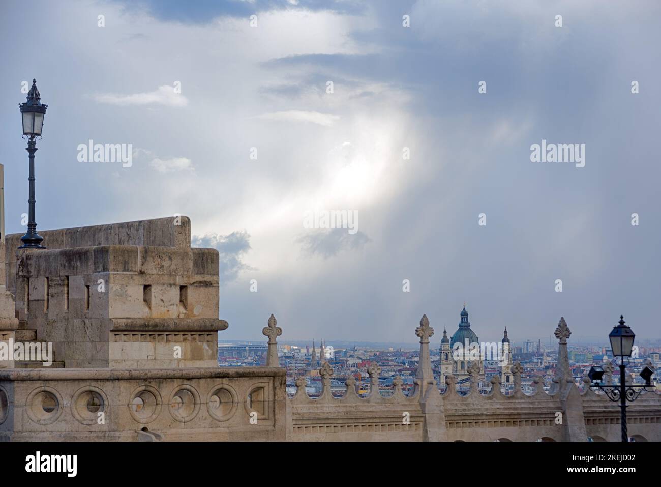 Ciel de Moody au-dessus du bastion des pêcheurs à Budapest Banque D'Images