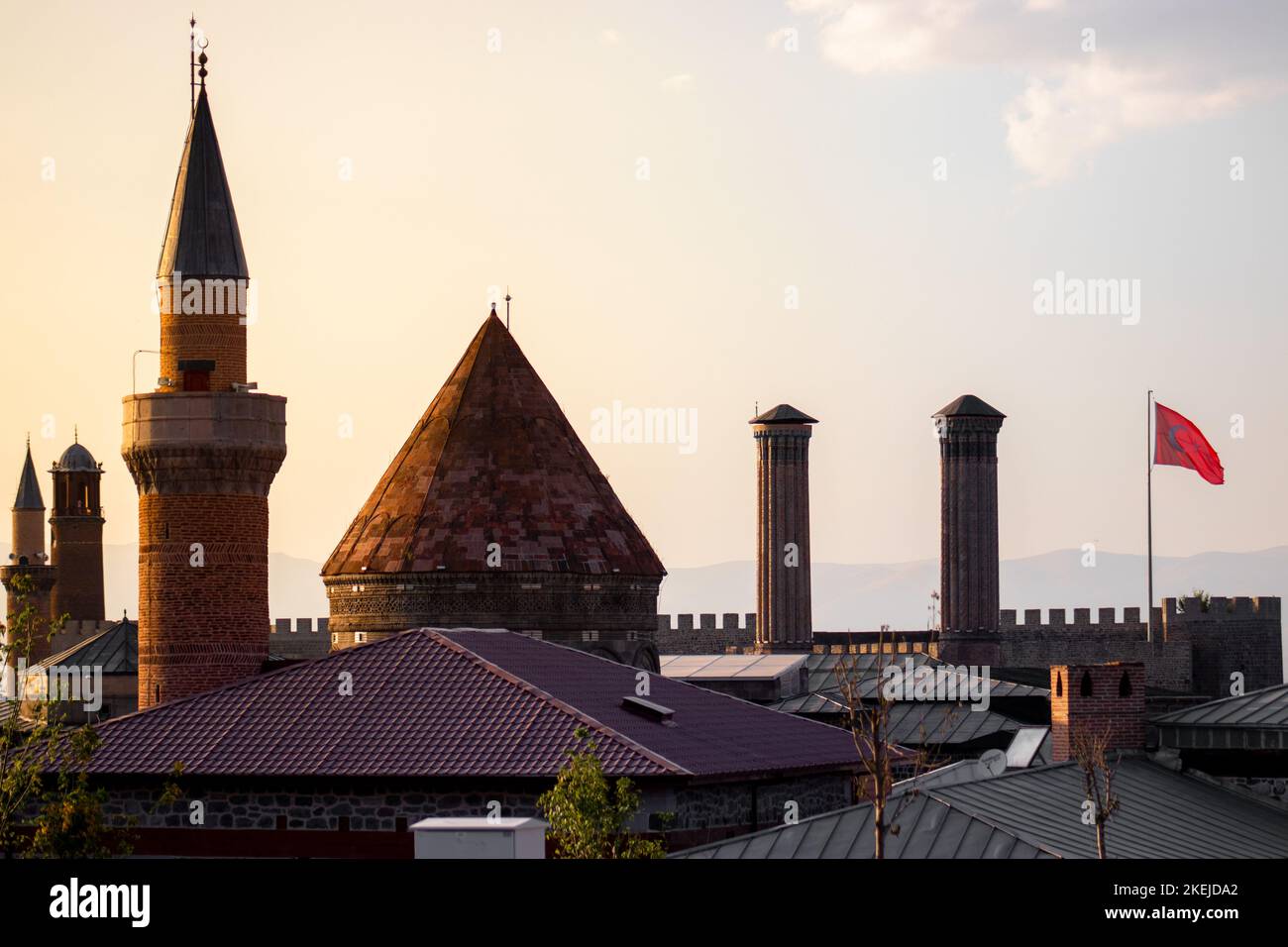 Symboles architecturaux d'Asie centrale ; minaret, coupole, tour de l'horloge, château, drapeau, mosquée. Structures architecturales de symbole Erzurum. Erzurum, Turquie. Banque D'Images