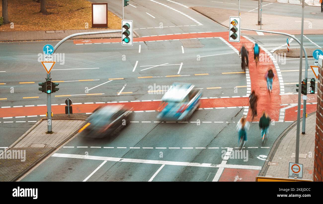Vue aérienne du carrefour de la ville intersection avec le mouvement circulation floue des voitures et des cyclistes sur la piste cyclable Banque D'Images