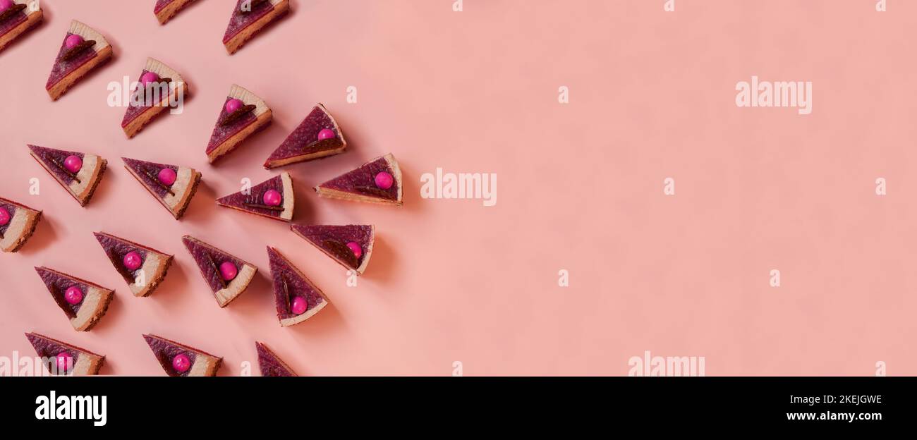 bannière rose avec beaucoup de tranches de gâteau au chocolat. Composition minimale de tarte. Dessert sucré Banque D'Images