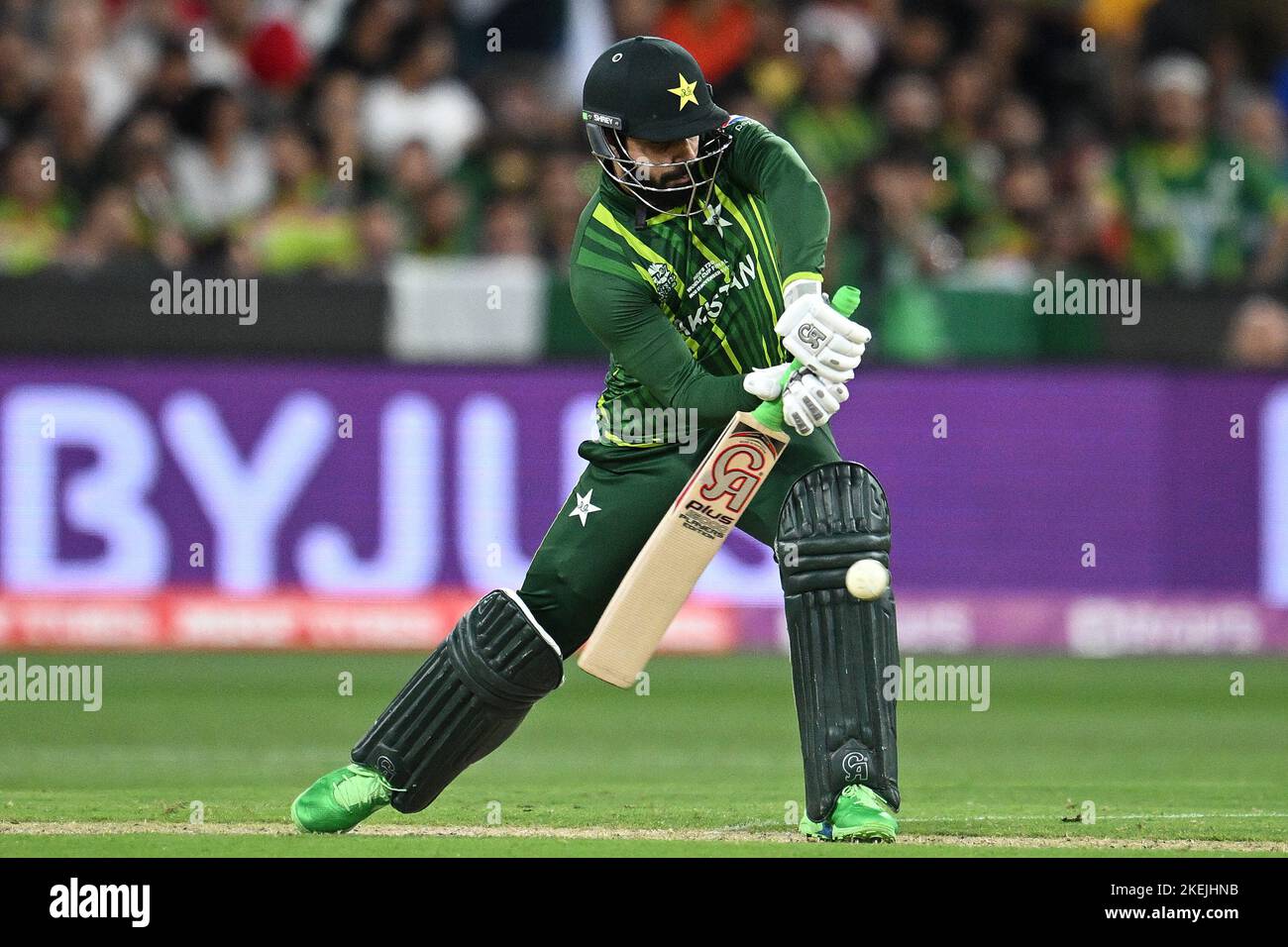 Shadab Khan au Pakistan lors du match de finale de la coupe du monde T20 au Melbourne Cricket Ground, Melbourne. Date de la photo: Dimanche 13 novembre 2022. Banque D'Images