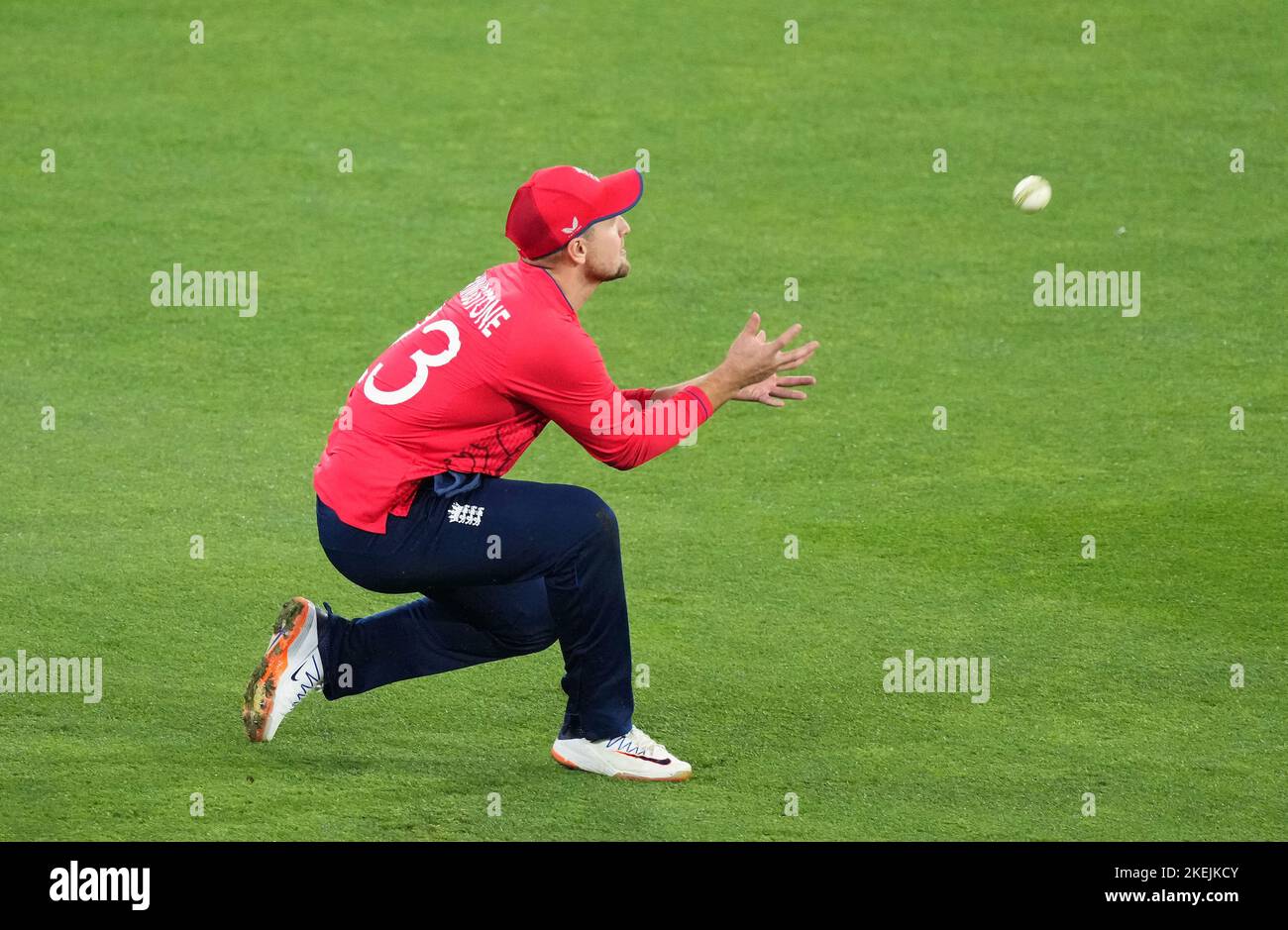 Le Liam Livingstone, en Angleterre, prend un encan pour rejeter le Mohammad Wasim au Pakistan lors du match de finale de la coupe du monde T20 au Melbourne Cricket Ground, à Melbourne. Date de la photo: Dimanche 13 novembre 2022. Banque D'Images