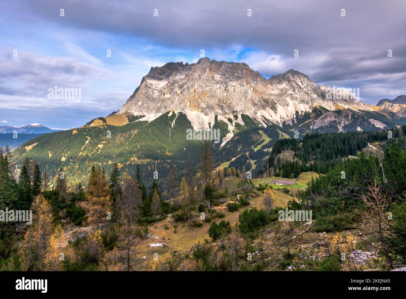 Ambiance lumineuse spectaculaire au plus haut sommet de l'Allemagne, Zugspitze Banque D'Images