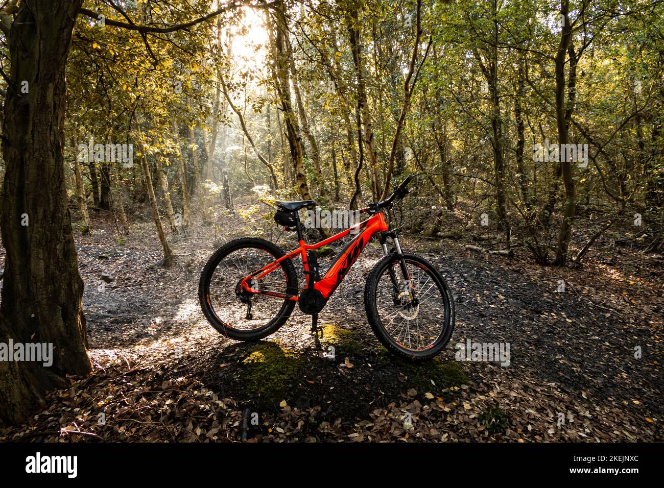 Montain Motos au parc de campagne de Betteshanger Sandwich Kent à bord d'un KTM e bike Banque D'Images
