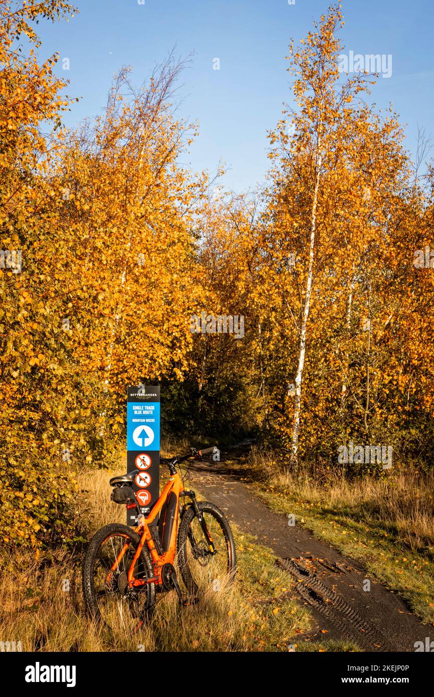 Montain Motos au parc de campagne de Betteshanger Sandwich Kent à bord d'un KTM e bike Banque D'Images