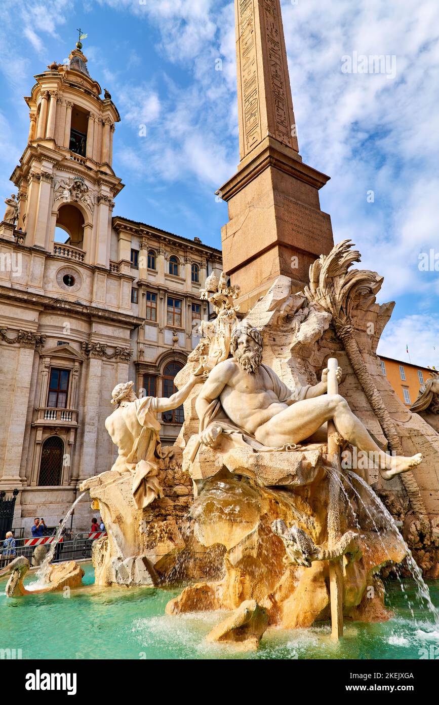 Rome Lazio Italie. Fontana dei Quattro Fiumi (Fontaine des quatre fleuves) est une fontaine de la Piazza Navona. Il a été conçu par Gian Lorenzo Bernini Banque D'Images