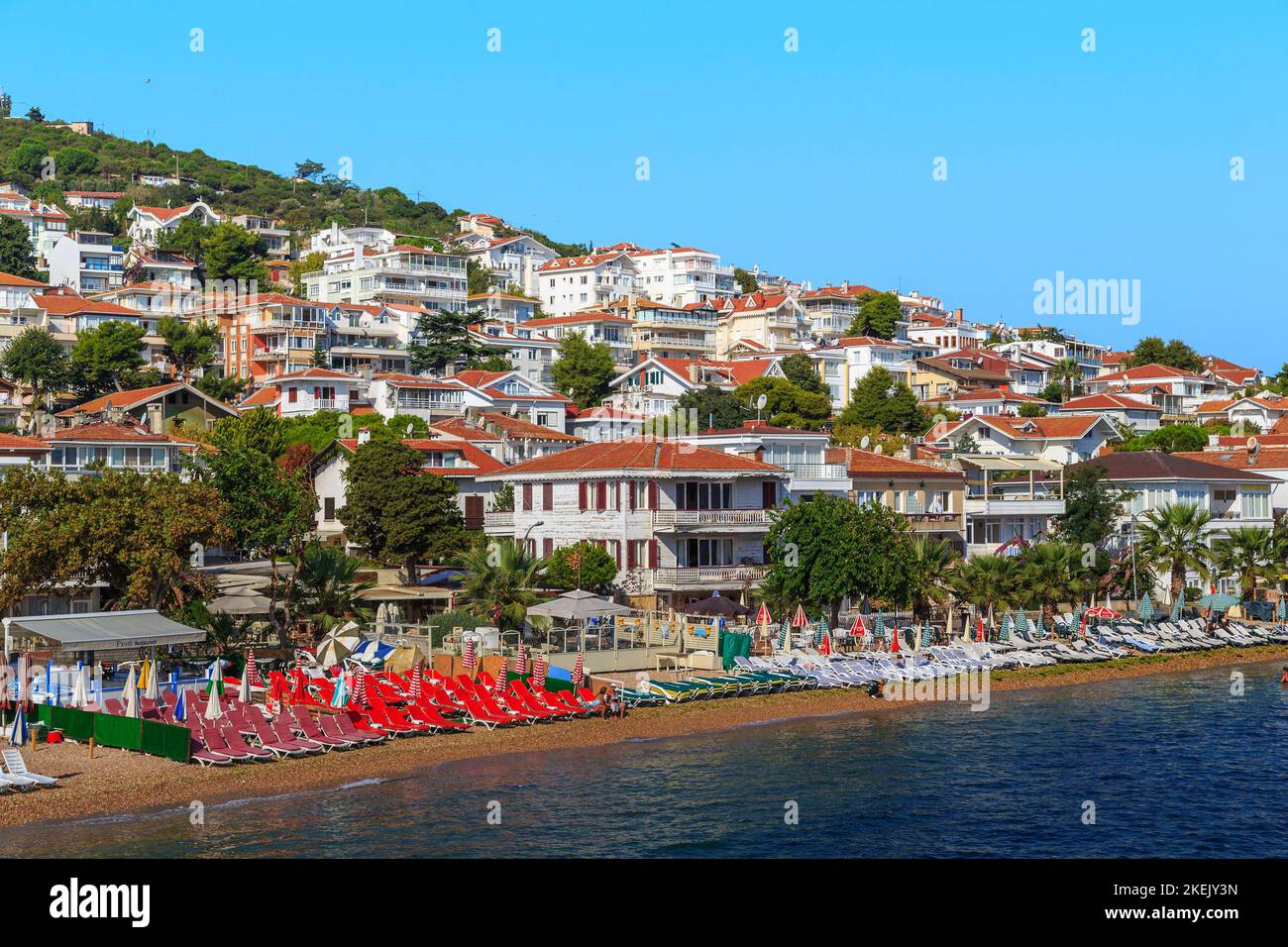 KINALIADA, TURQUIE - 15 SEPTEMBRE 2017 : c'est un développement résidentiel et les plages de l'une des îles Princes dans la mer de Marmara. Banque D'Images