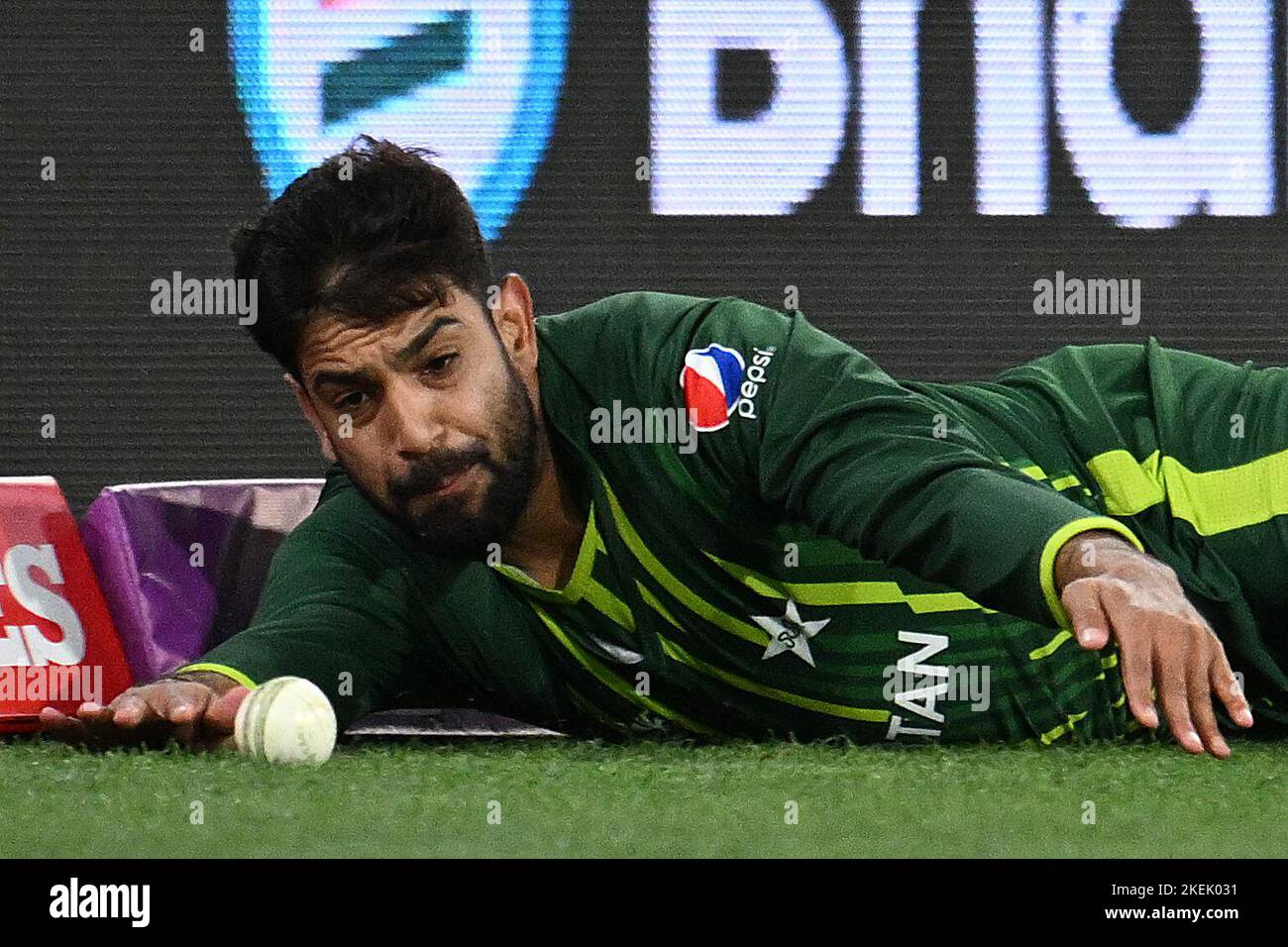 Haris Rauf, au Pakistan, joue un ballon lors du match de finale de la coupe du monde T20 au Melbourne Cricket Ground, à Melbourne. Date de la photo: Dimanche 13 novembre 2022. Banque D'Images