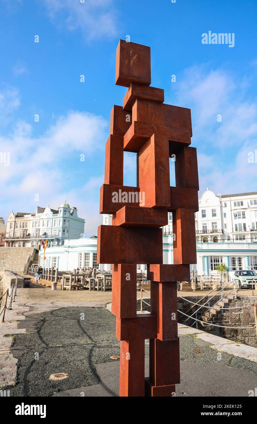 La sculpture « look II » 12ft de Sir Anthony Gormley donne sur le détroit de Plymouth depuis sa maison sur West Hoe Pier Plymouth. Le soleil du mois de novembre Banque D'Images