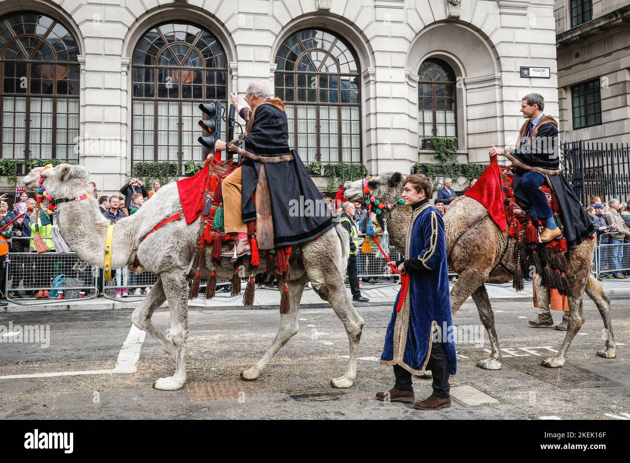 Londres, Royaume-Uni. 12th novembre 2022. Les participants de la Compagnie des fidèles de Merchant Taylors sont à bord de deux chameaux. Le Lord Mayor's Show annuel part de Mansion House à travers la ville de Londres, passant par la cathédrale Saint-Paul jusqu'aux cours royales de justice et retour. L'alderman Nicholas Lyons passe dans l'autocar d'État d'or et devient le seigneur maire de Londres en 694th dans une bénédiction à la cathédrale Saint-Paul. Credit: Imagetraceur/Alamy Live News Banque D'Images