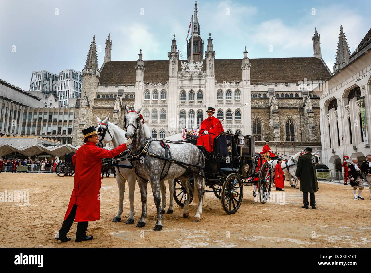 Londres, Royaume-Uni. 12th novembre 2022. Les calèches tracées par des chevaux se préparent à Guildhall Yard avant la procession. Le Lord Mayor's Show annuel part de Mansion House à travers la ville de Londres, passant par la cathédrale Saint-Paul jusqu'aux cours royales de justice et retour. L'alderman Nicholas Lyons passe dans l'autocar d'État d'or et devient le Lord Mayor de Londres en 694th. Credit: Imagetraceur/Alamy Live News Banque D'Images