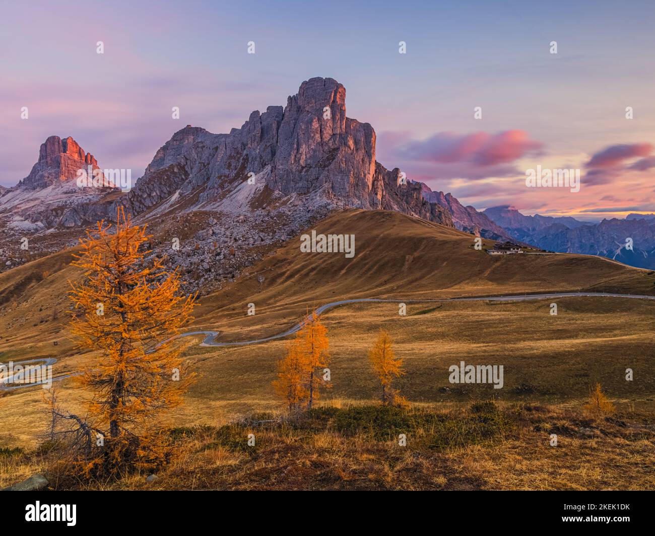 C'est l'automne dans les Dolomites et un beau lever de soleil sur le col de Giau (Passo Giau) à 2200 mètres d'altitude. Ici vous avez une vue de la “Ra Gusela”, Banque D'Images
