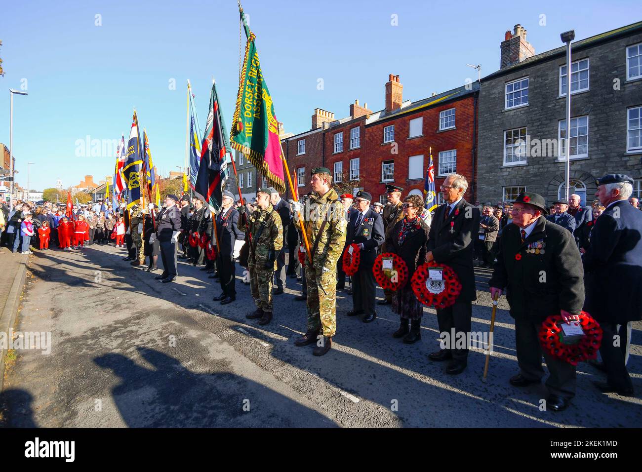 Bridport, Dorset, Royaume-Uni. 13th novembre 2022. Les résidents, les militaires, les anciens combattants et les conseillers se tournent en grand nombre à Bridport à Dorset pour rendre hommage le dimanche du souvenir au monument commémoratif de guerre à l’extérieur de l’église Sainte-Marie. Crédit photo : Graham Hunt/Alamy Live News Banque D'Images