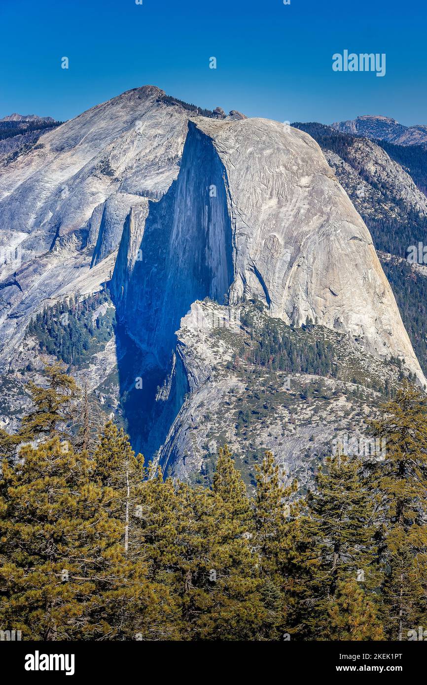Le demi-dôme dans le parc national de Yosemite, Californie Banque D'Images