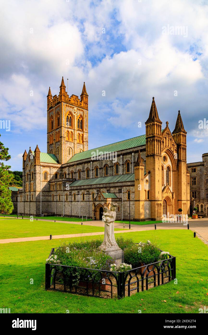 L'architecture étonnante de l'abbaye catholique romaine de Buckfast fait partie d'un monastère bénédictin. Il est situé à Buckfastleigh, Devon, Angleterre, Royaume-Uni Banque D'Images