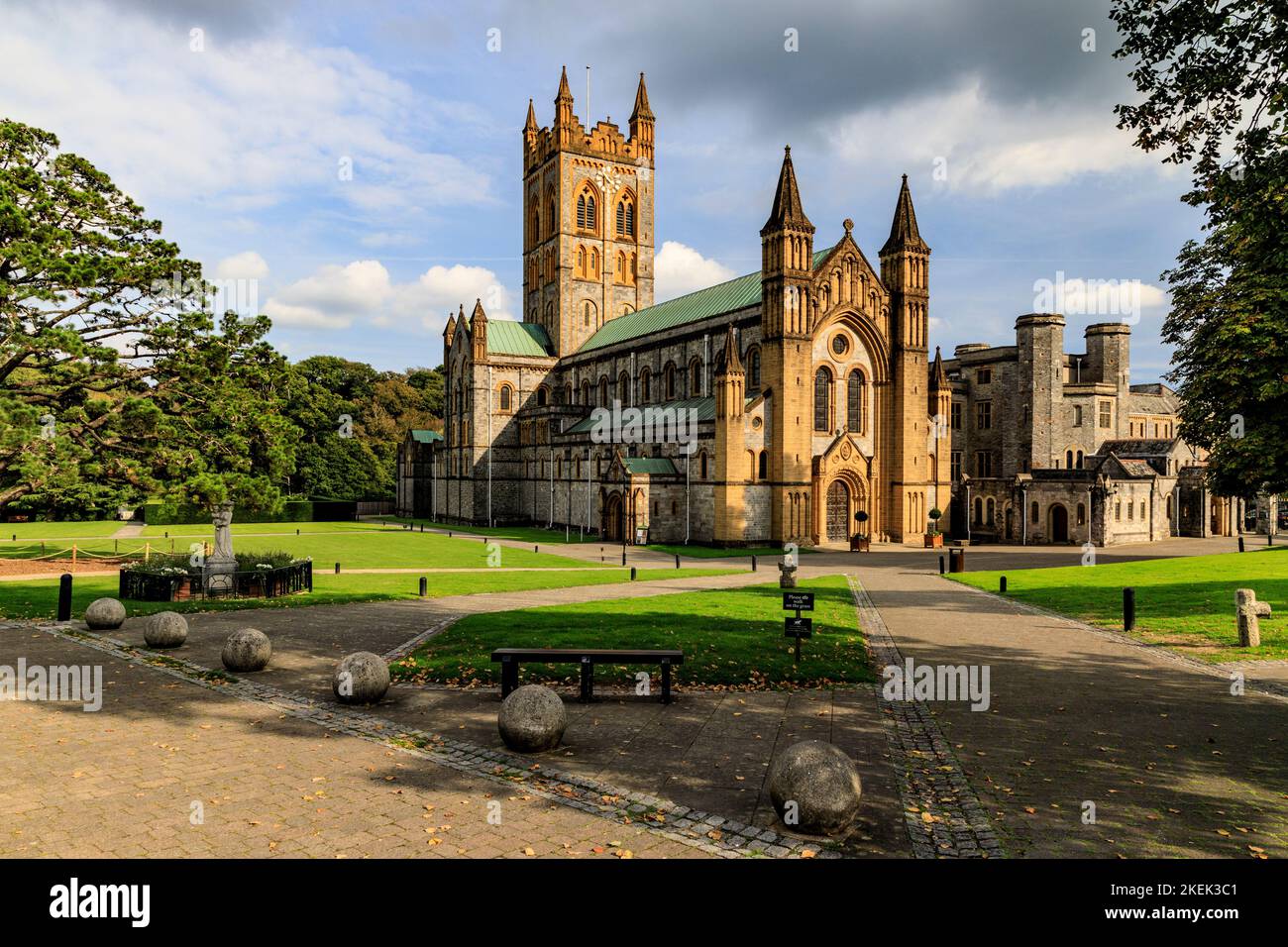 L'architecture étonnante de l'abbaye catholique romaine de Buckfast fait partie d'un monastère bénédictin. Il est situé à Buckfastleigh, Devon, Angleterre, Royaume-Uni Banque D'Images