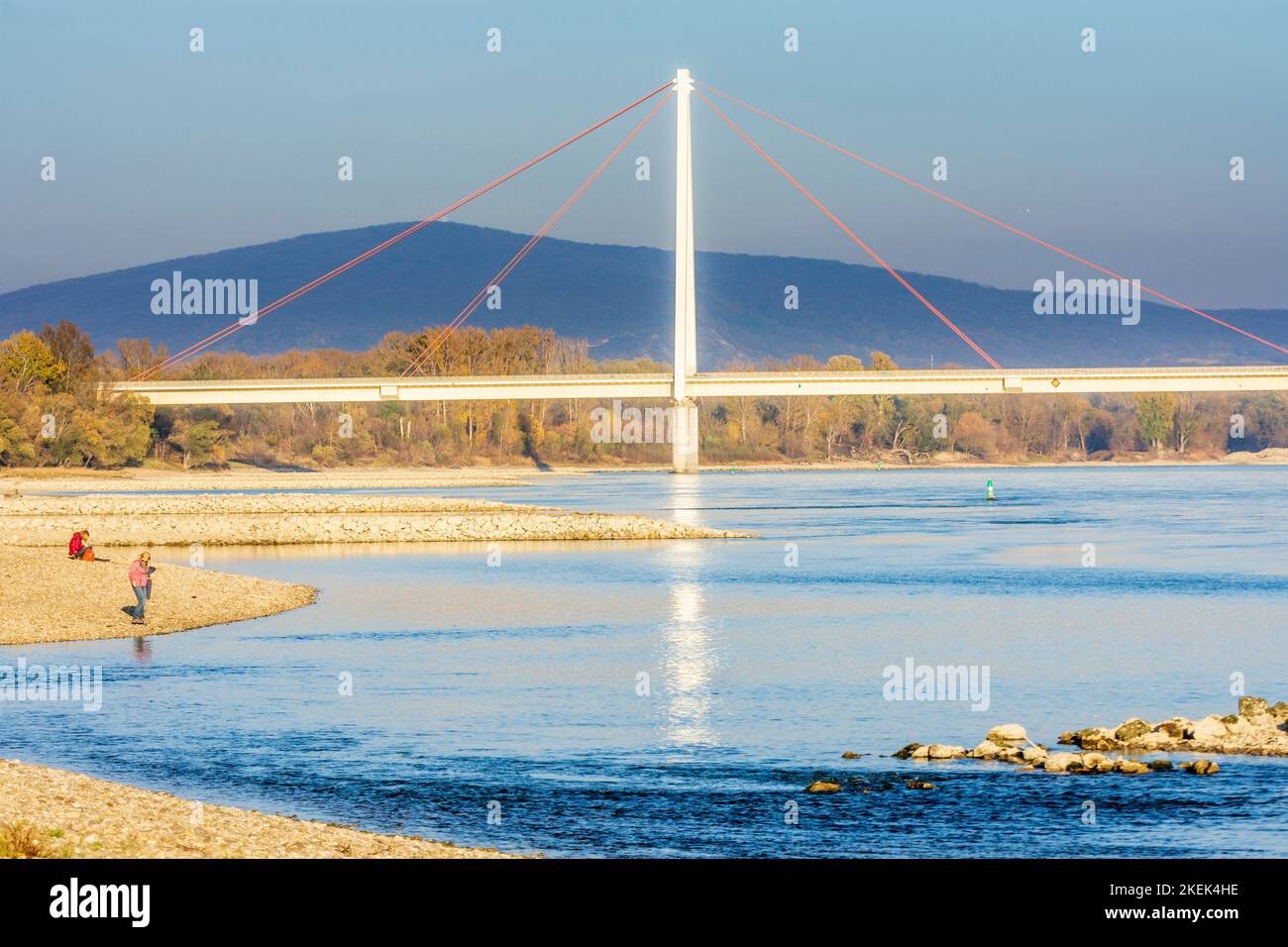 Parc national Donau-Auen, Parc national Danube-Auen : pont routier Andreas-Maurer-Brücke, rivière Donau (Danube), vue sur la ville de Hainburg et la montagne des Brauns Banque D'Images