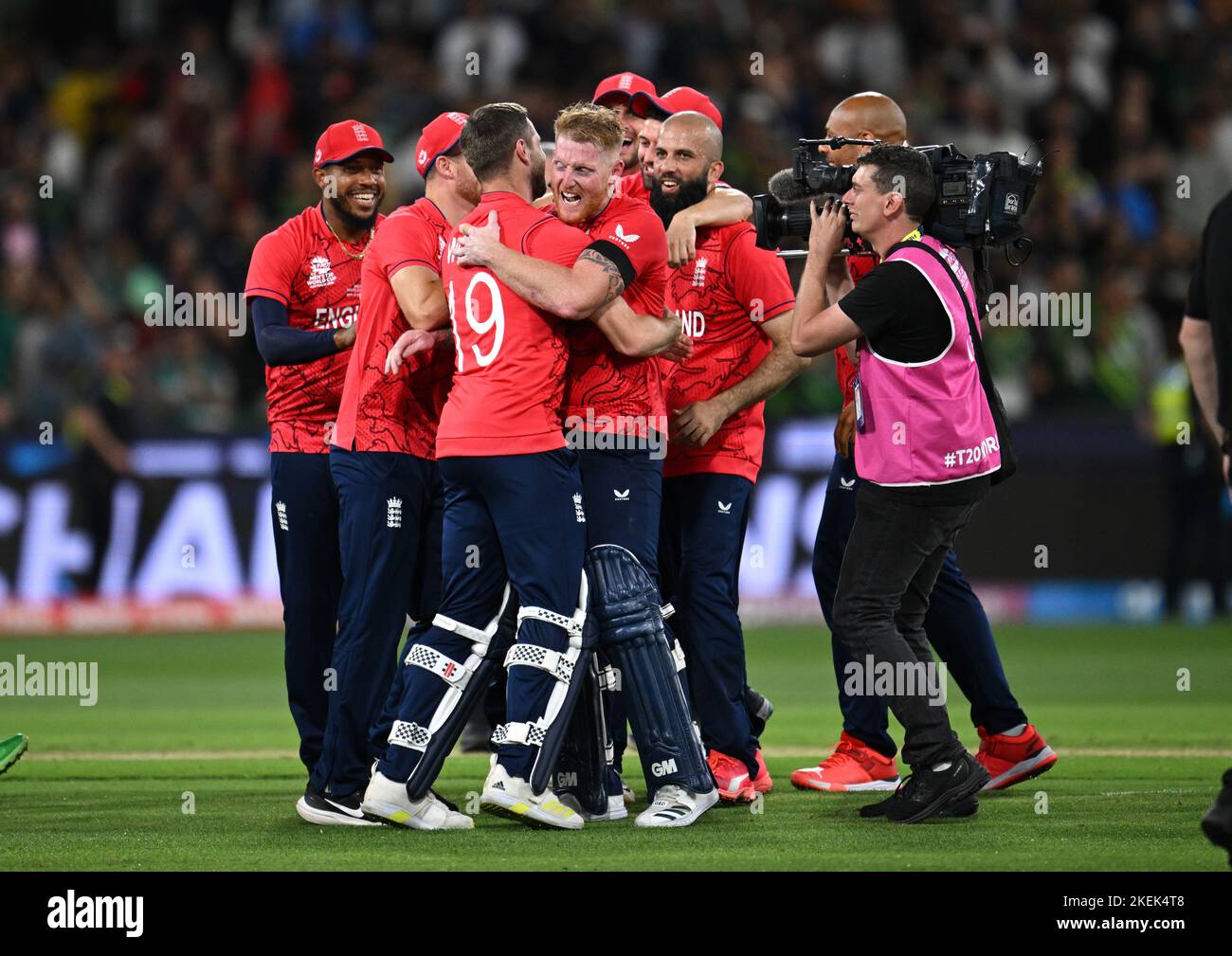 L'Angleterre fête après avoir remporté le match de finale de la coupe du monde T20 au Melbourne Cricket Ground, à Melbourne. Date de la photo: Dimanche 13 novembre 2022. Banque D'Images