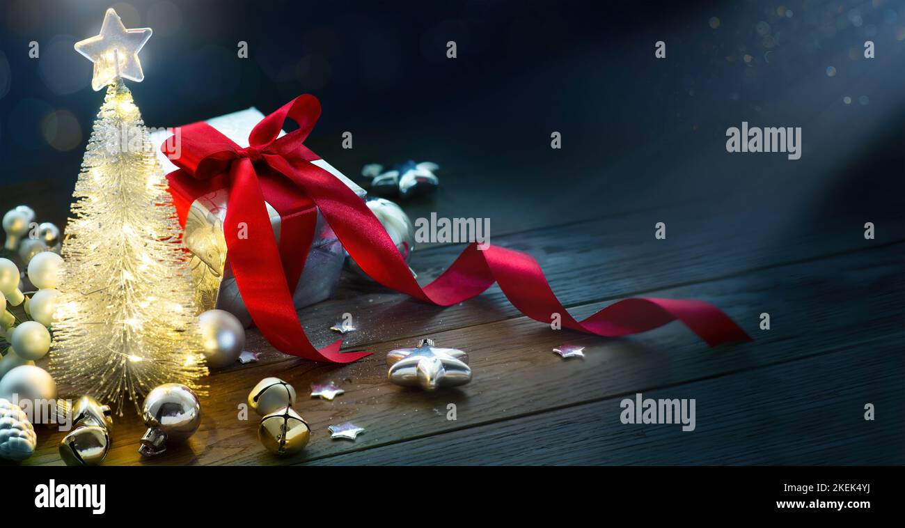 Fond de Noël avec décoration d'arbre de Noël et cadeaux de Noël sur une table en bois. Carte de voeux ou bannière Banque D'Images