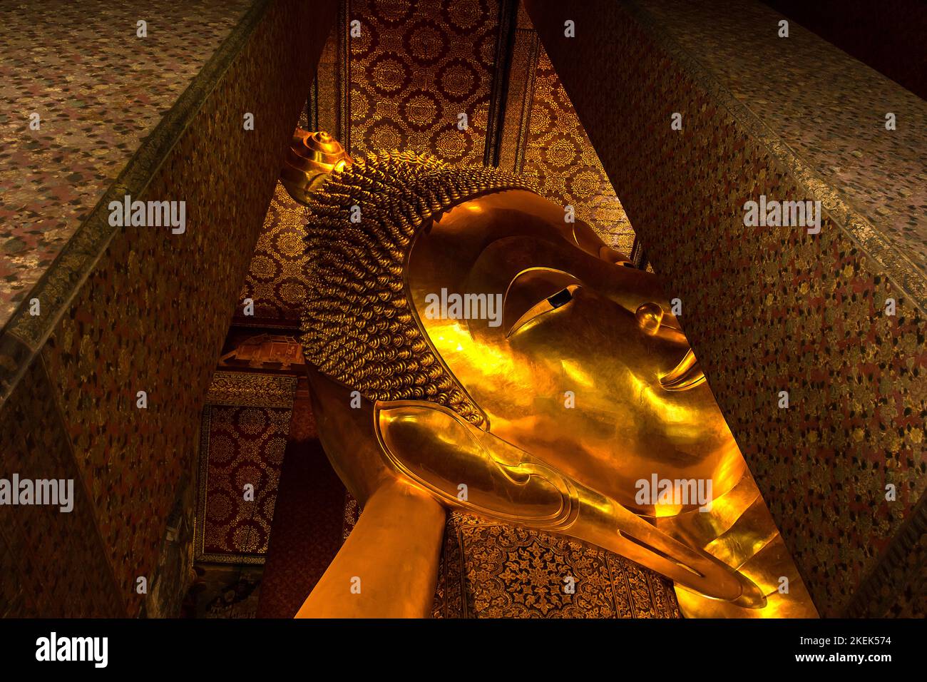 Ce Bouddha mesure 46 m de long et 15 m de haut et est situé à Wat Pho Bangkok. Banque D'Images