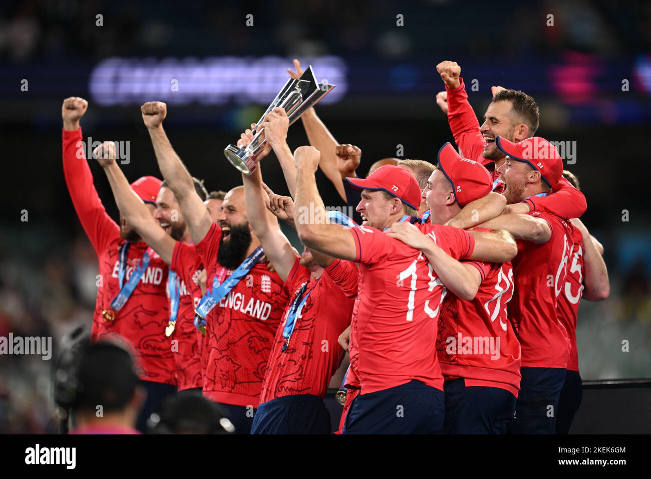 L'Angleterre lève le trophée après avoir remporté le match de finale de la coupe du monde T20 au Melbourne Cricket Ground, Melbourne. Date de la photo: Dimanche 13 novembre 2022. Banque D'Images