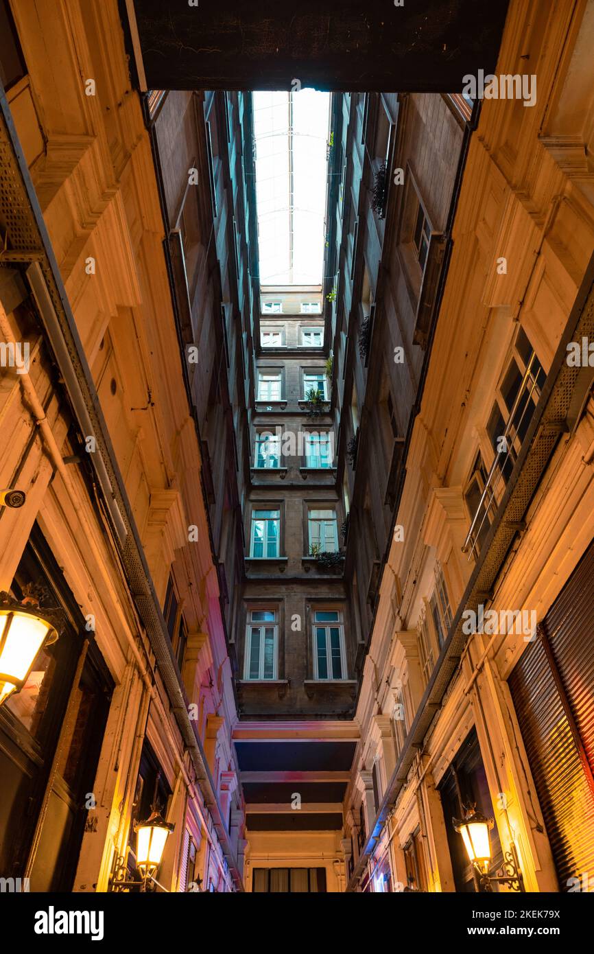 Suriye Pasaji ou Syria Arcade dans la rue Istiklal à Beyoglu. Voyage à Istanbul photo verticale d'arrière-plan. Istanbul Turkiye - 11.13.2021 Banque D'Images