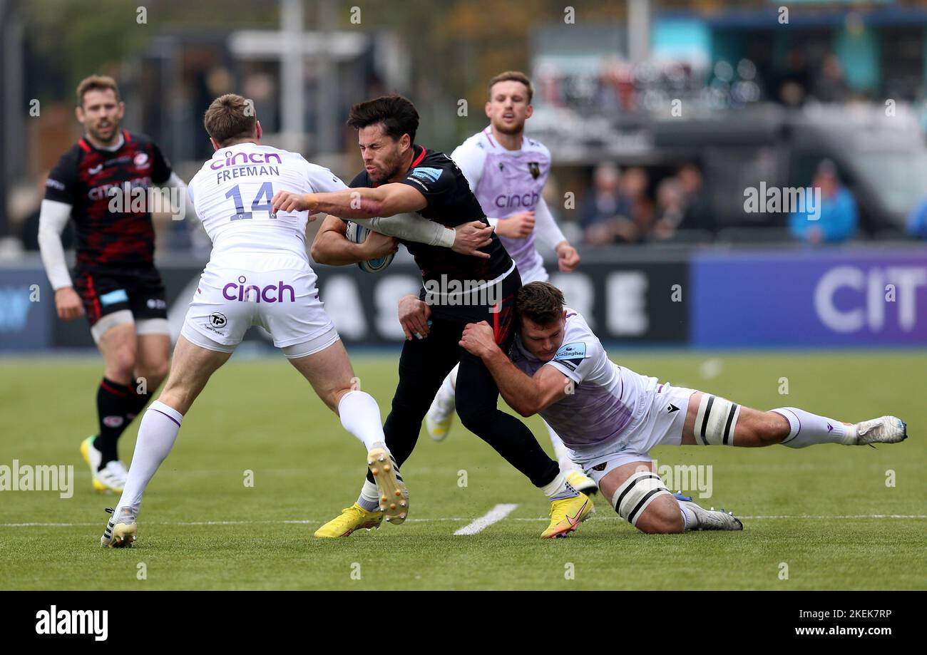 Sean Maitland de Saracens est attaqué par Tommy Freeman (14) des Northampton Saints et Sam Graham lors du match de Premiership de Gallagher au stade StoneX, à Londres. Date de la photo: Dimanche 13 novembre 2022. Banque D'Images