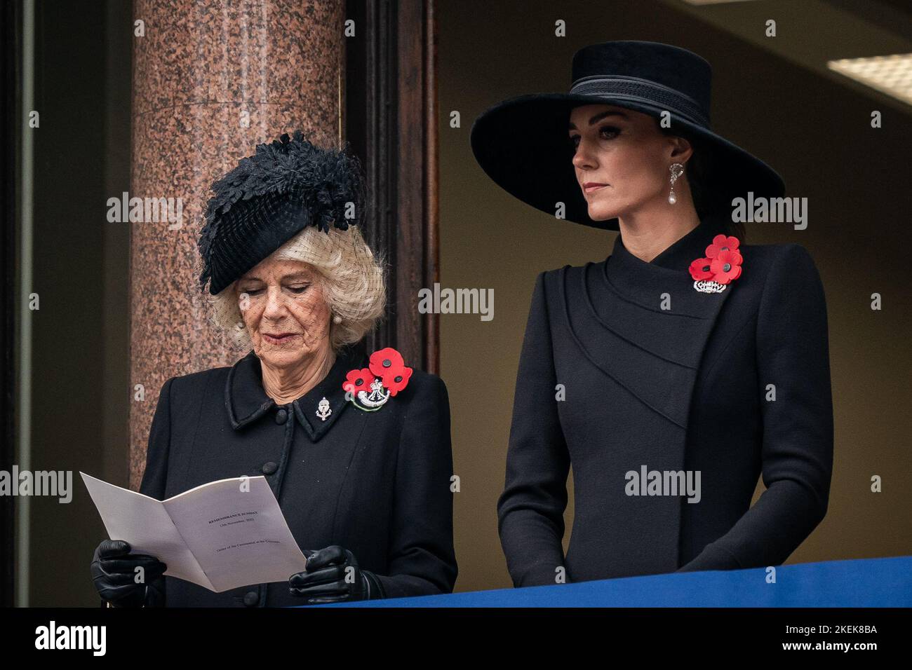 La reine Consort et la princesse de Galles se tiennent sur un balcon au Foreign, Commonwealth and Development Office (FCDO) de Whitehall, pendant le service du dimanche du souvenir au Cenotaph à Londres. Date de la photo: Dimanche 13 novembre 2022. Banque D'Images