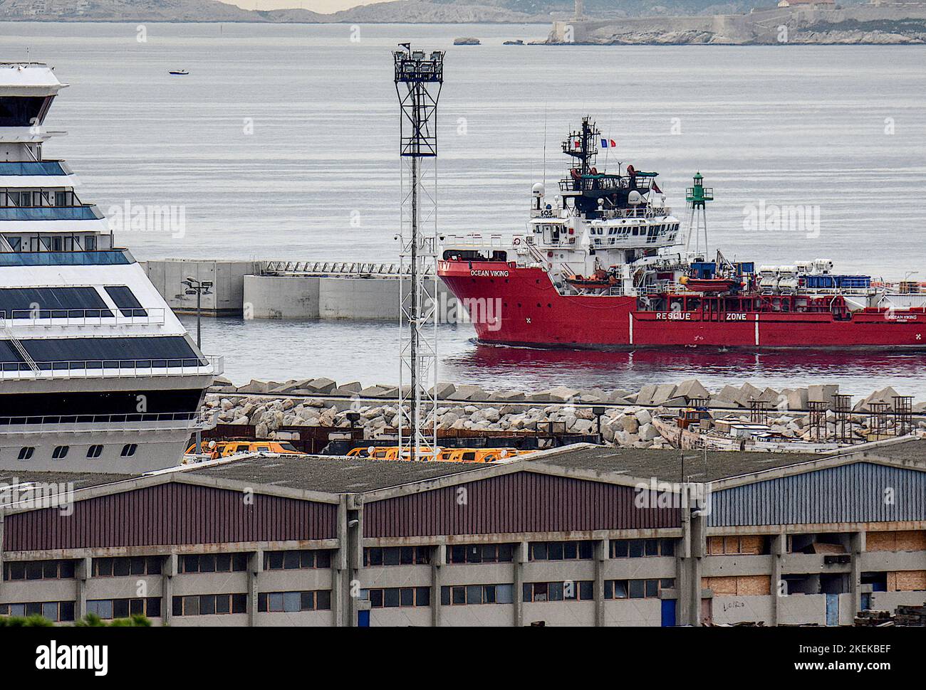 Marseille, France. 13th novembre 2022. Vue sur l'océan Viking arrivant à Marseille. Après avoir débarqué 234 migrants sauvés entre les côtes libyenne et italienne, dans le port militaire de Toulon, le navire humanitaire Ocean Viking arrive dans le port de Marseille pour une escale technique avant de reprendre le départ de la Libye. Crédit : SOPA Images Limited/Alamy Live News Banque D'Images