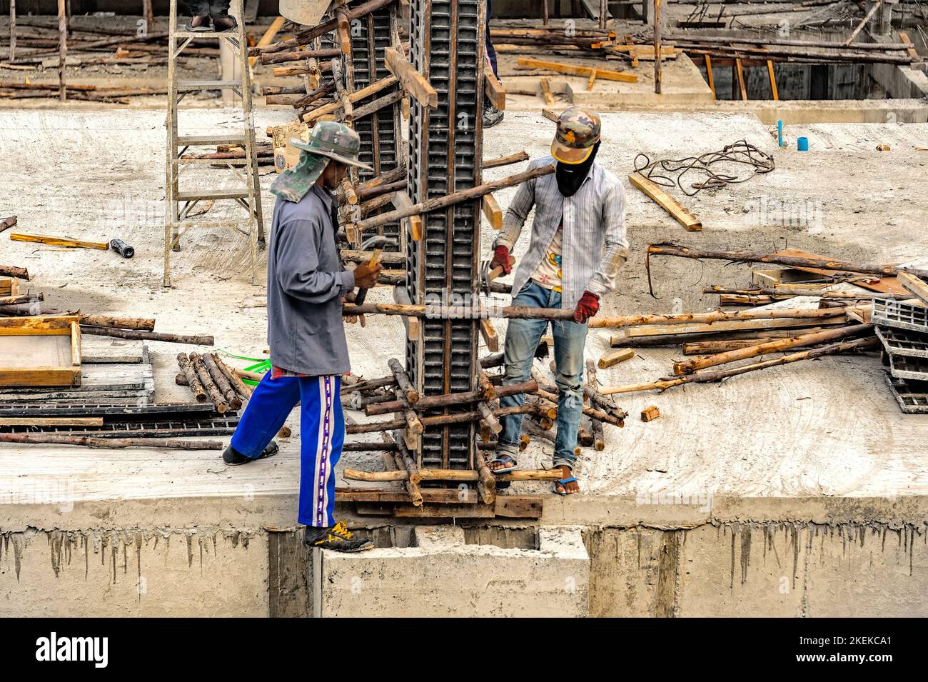 Bangkok, Thaïlande 24 mars 2015: Les ouvriers du bâtiment assemblent des volets en acier pour les colonnes en béton. Banque D'Images