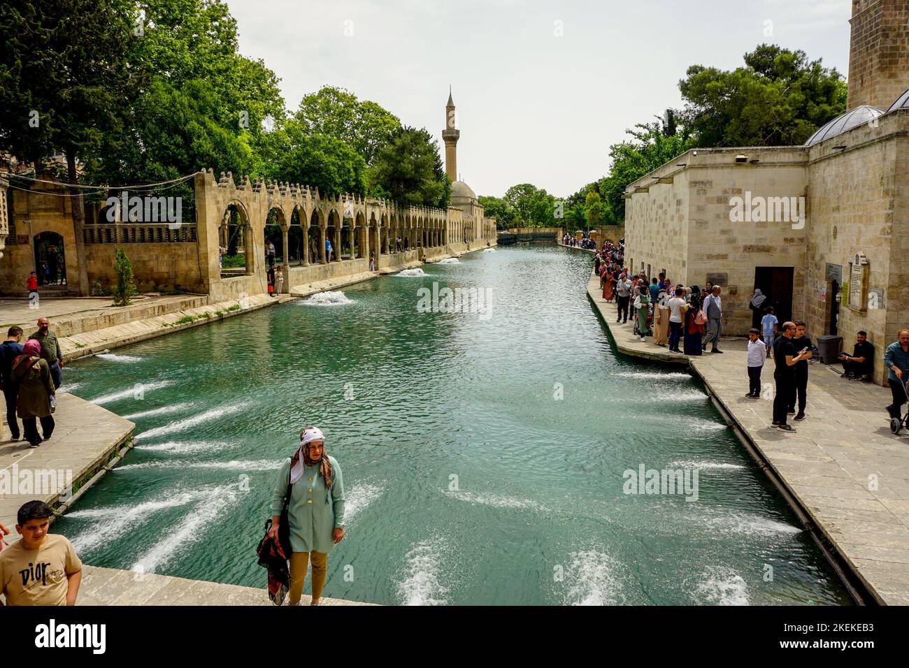 Les touristes et les pèlerins à la mosquée Halil UL Rahman à Urfa, Sanliurfa, Turquie avec la piscine Balikligol Banque D'Images