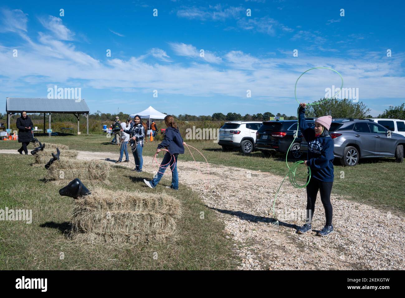 Jeunes filles pratiquant le lancement de corde dans un parc local. Houston, Texas, États-Unis. Banque D'Images