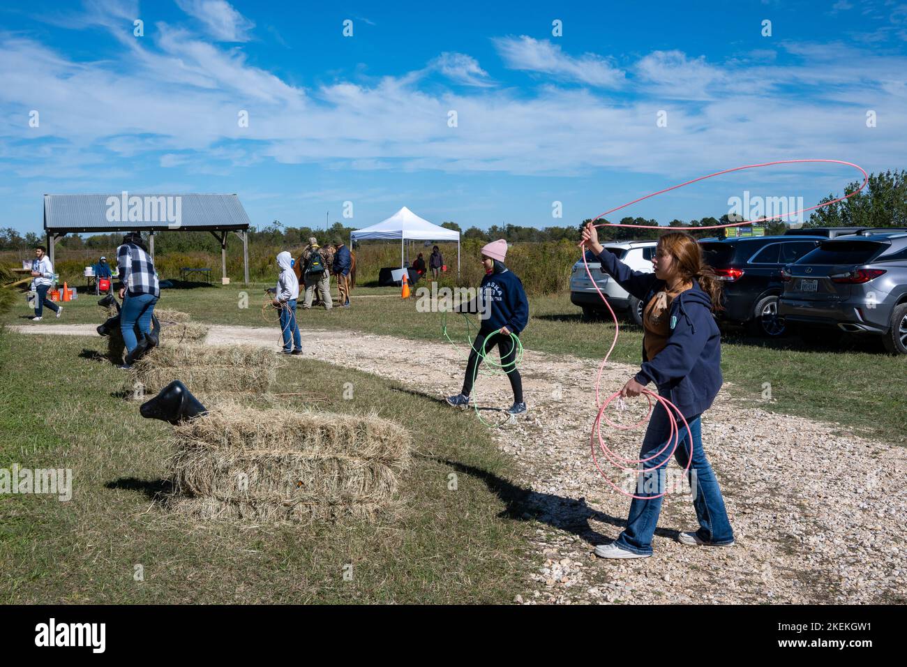 Jeunes filles pratiquant le lancement de corde dans un parc local. Houston, Texas, États-Unis. Banque D'Images