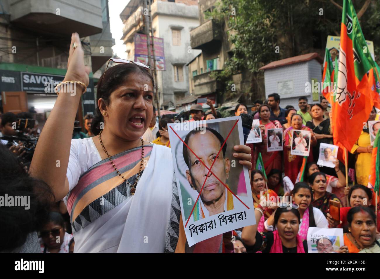 Kolkata, Bengale occidental, Inde. 12th novembre 2022. Bharatiya Janata Party (BJP) les militantes de cellules marchent au poste de police de Shyampukur et s'assoient dans la rue en face de Shyampukur P.S. et brûlent la plaque photo du ministre TMC Akhil Giri et ont exigé la démission immédiate du ministre TMC Akhil Giri à Kolkata. Samedi, le ministre du Bengale occidental Akhil Giri a fait l'objet de nombreuses critiques, notamment de la part du Congrès Trinamool, pour avoir prononcé des remarques controversées sur le Président Droupadi Murmu. (Credit image: © Dipa Chakraborty/Pacific Press via ZUMA Press Wire) Banque D'Images