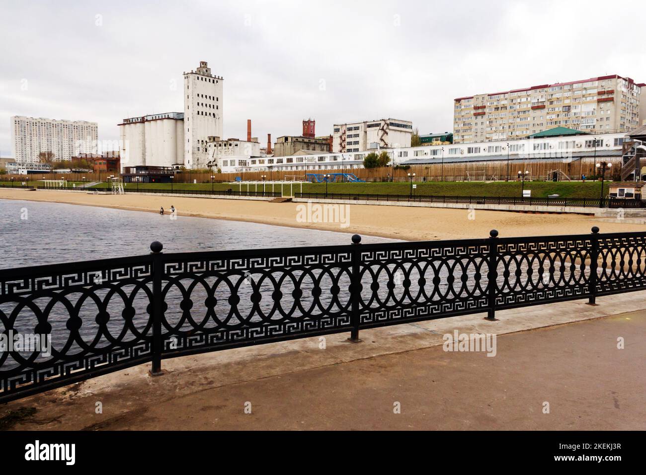 Vue sur le nouveau talus et la plage de Saratov à la fin de l'automne. Banque D'Images