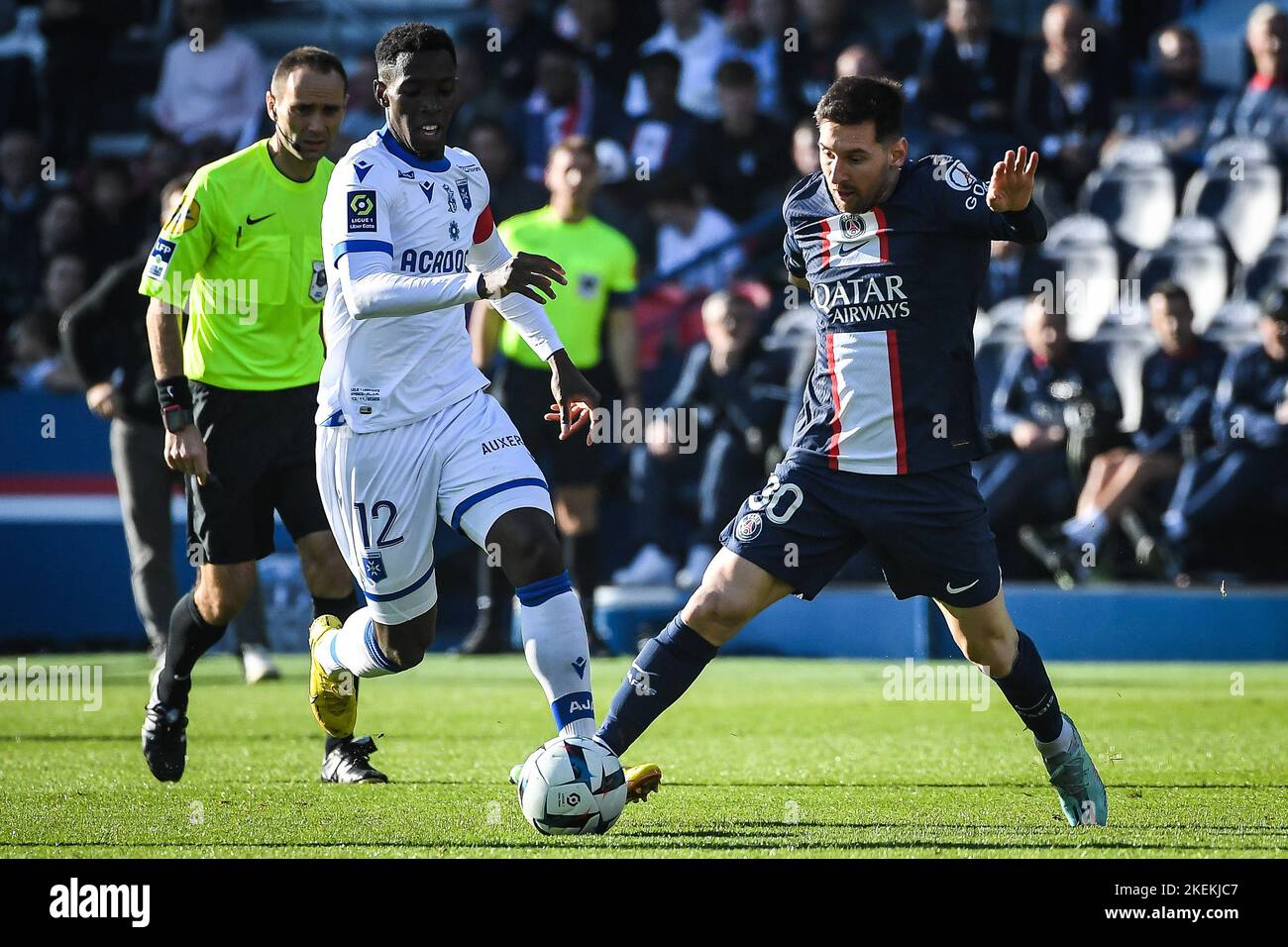 13 novembre 2022, Rome, France: Birama TOURE d'Auxerre et Lionel (Léo) MESSI de PSG lors du championnat de France Ligue 1, match de football entre Paris Saint-Germain et AJ Auxerre sur 13 novembre 2022 au stade du Parc des Princes à Paris, France - photo Matthieu Mirville/DPPI/LiveMedia. (Credit image: © Matthieu Mirville/LPS via ZUMA Press) Banque D'Images
