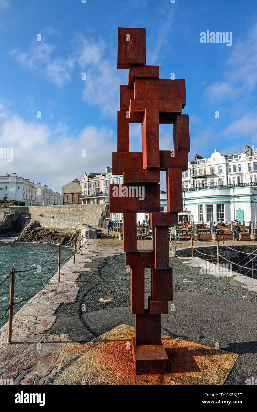 La sculpture « look II » 12ft de Sir Anthony Gormley donne sur le détroit de Plymouth depuis sa maison sur West Hoe Pier Plymouth. La figure humaine se tourne vers elle Banque D'Images