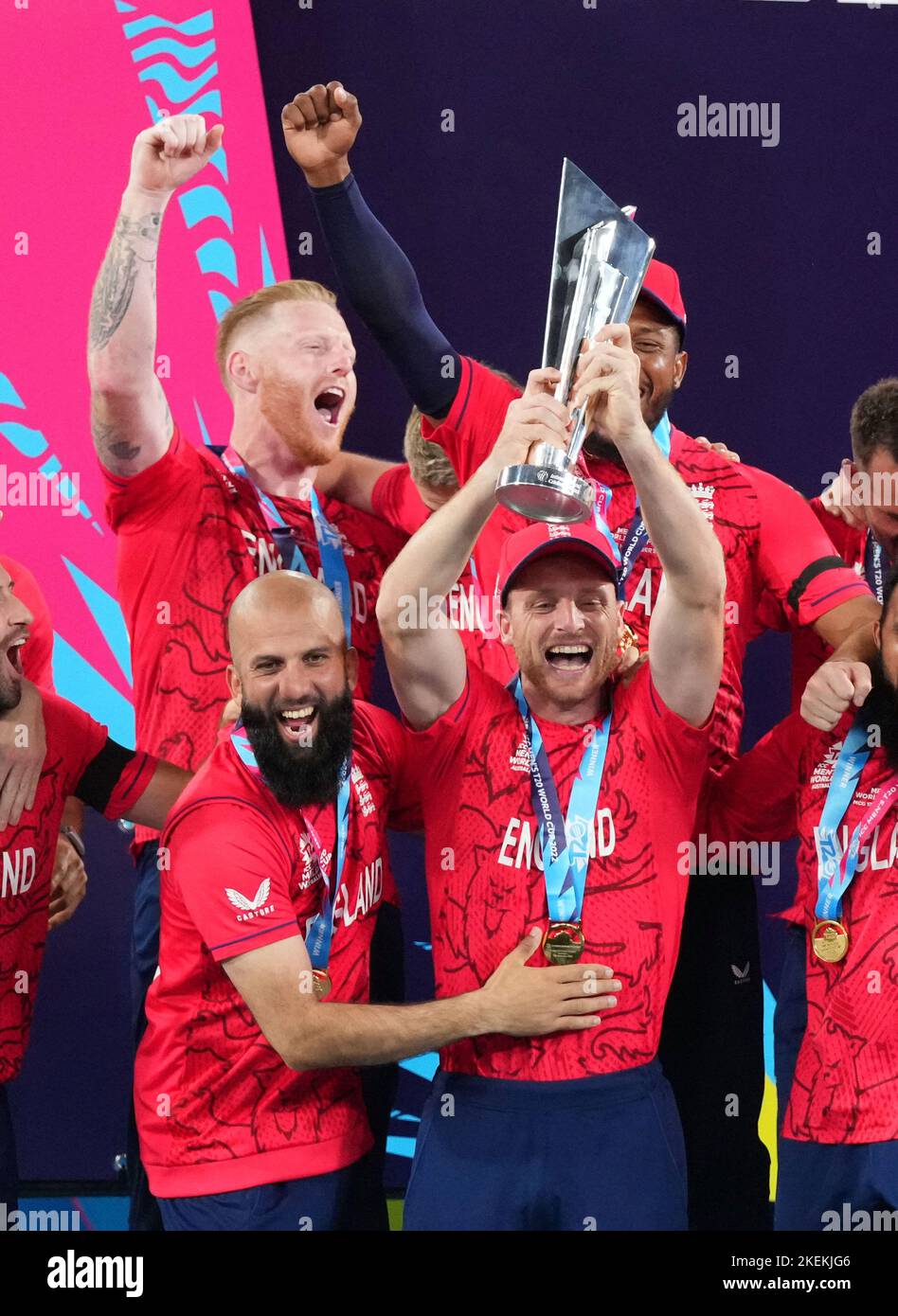 L'Angleterre lève le trophée après avoir remporté le match de finale de la coupe du monde T20 au Melbourne Cricket Ground, Melbourne. Date de la photo: Dimanche 13 novembre 2022. Banque D'Images