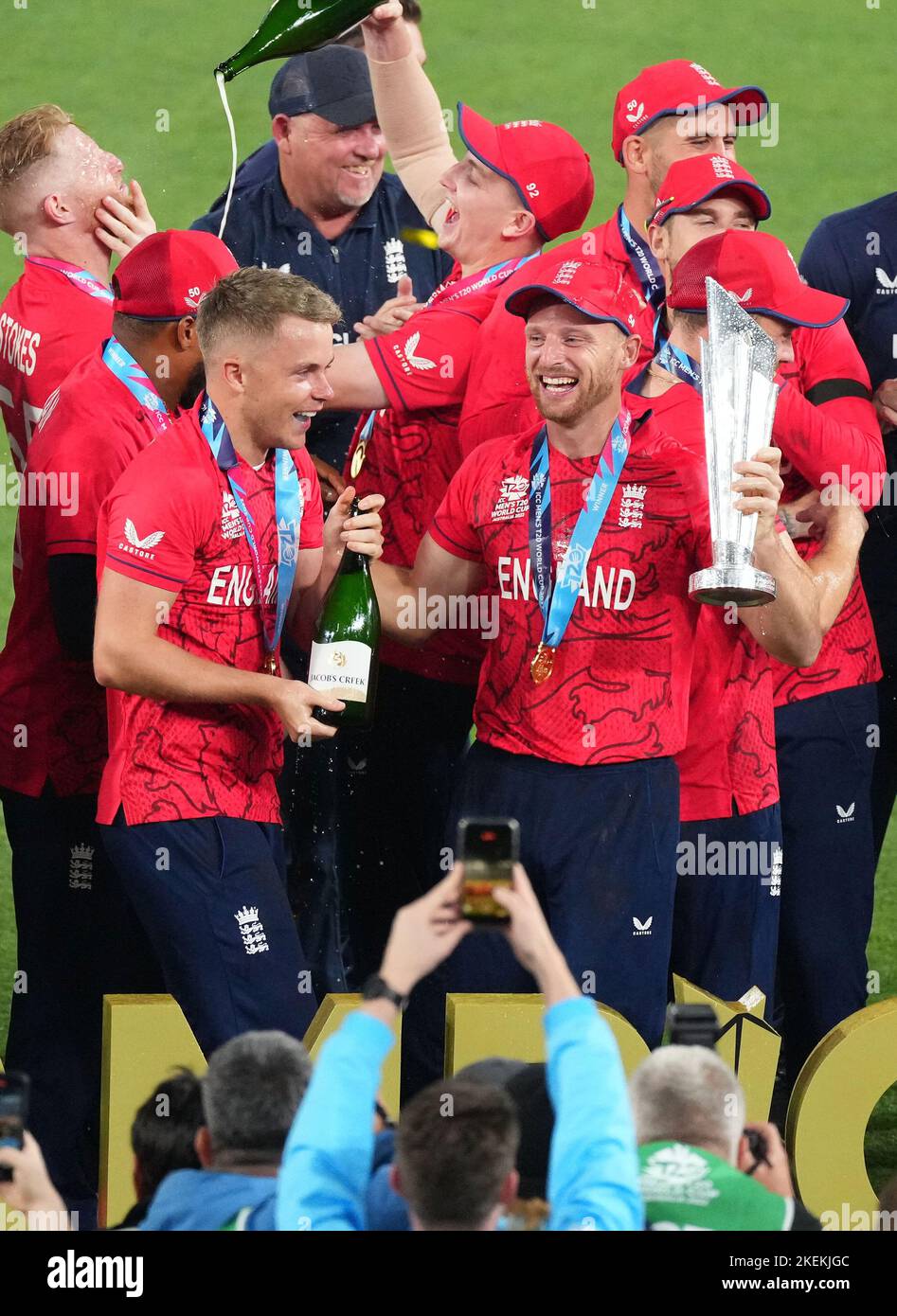 L'Angleterre célèbre la victoire du match de finale de la coupe du monde T20 au Melbourne Cricket Ground, à Melbourne. Date de la photo: Dimanche 13 novembre 2022. Banque D'Images