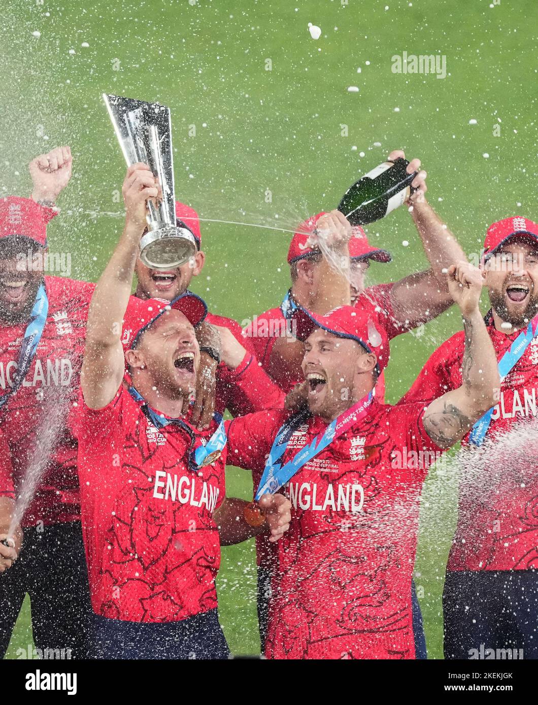 L'Angleterre célèbre la victoire du match de finale de la coupe du monde T20 au Melbourne Cricket Ground, à Melbourne. Date de la photo: Dimanche 13 novembre 2022. Banque D'Images