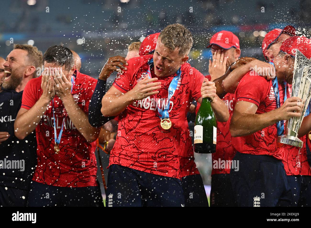 Sam Curran, en Angleterre, célèbre la victoire du match de finale de la coupe du monde T20 au Melbourne Cricket Ground, à Melbourne. Date de la photo: Dimanche 13 novembre 2022. Banque D'Images