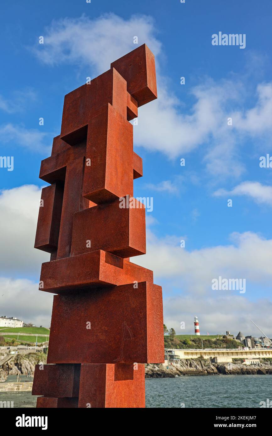 La sculpture « look II » 12ft de Sir Anthony Gormley donne sur le détroit de Plymouth depuis sa maison sur West Hoe Pier Plymouth. Superbe et rouge dans le Banque D'Images
