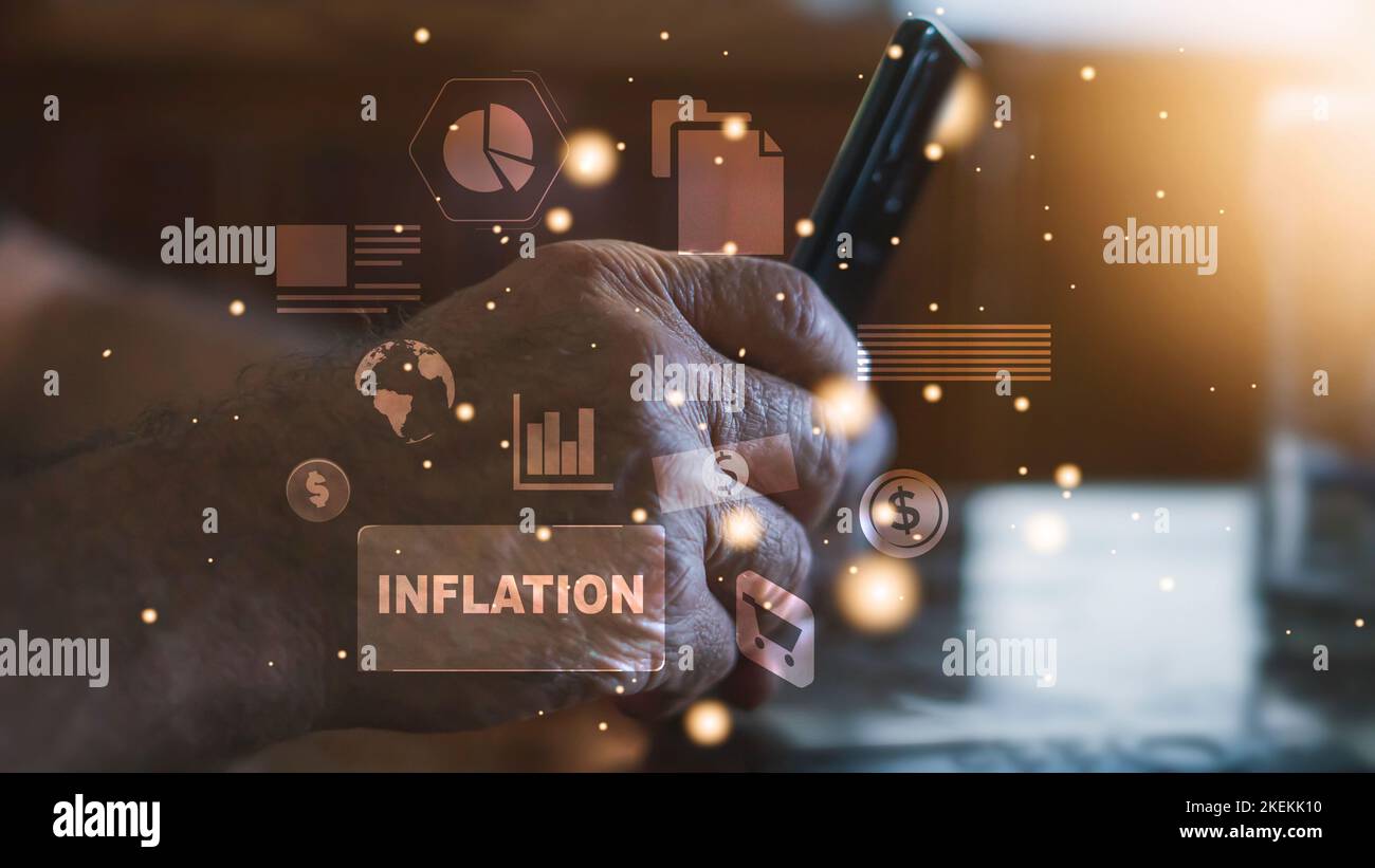 Homme senior calculant ses paiements de factures et son fonds de retraite. Effondrement économique et concept d'inflation. Banque D'Images