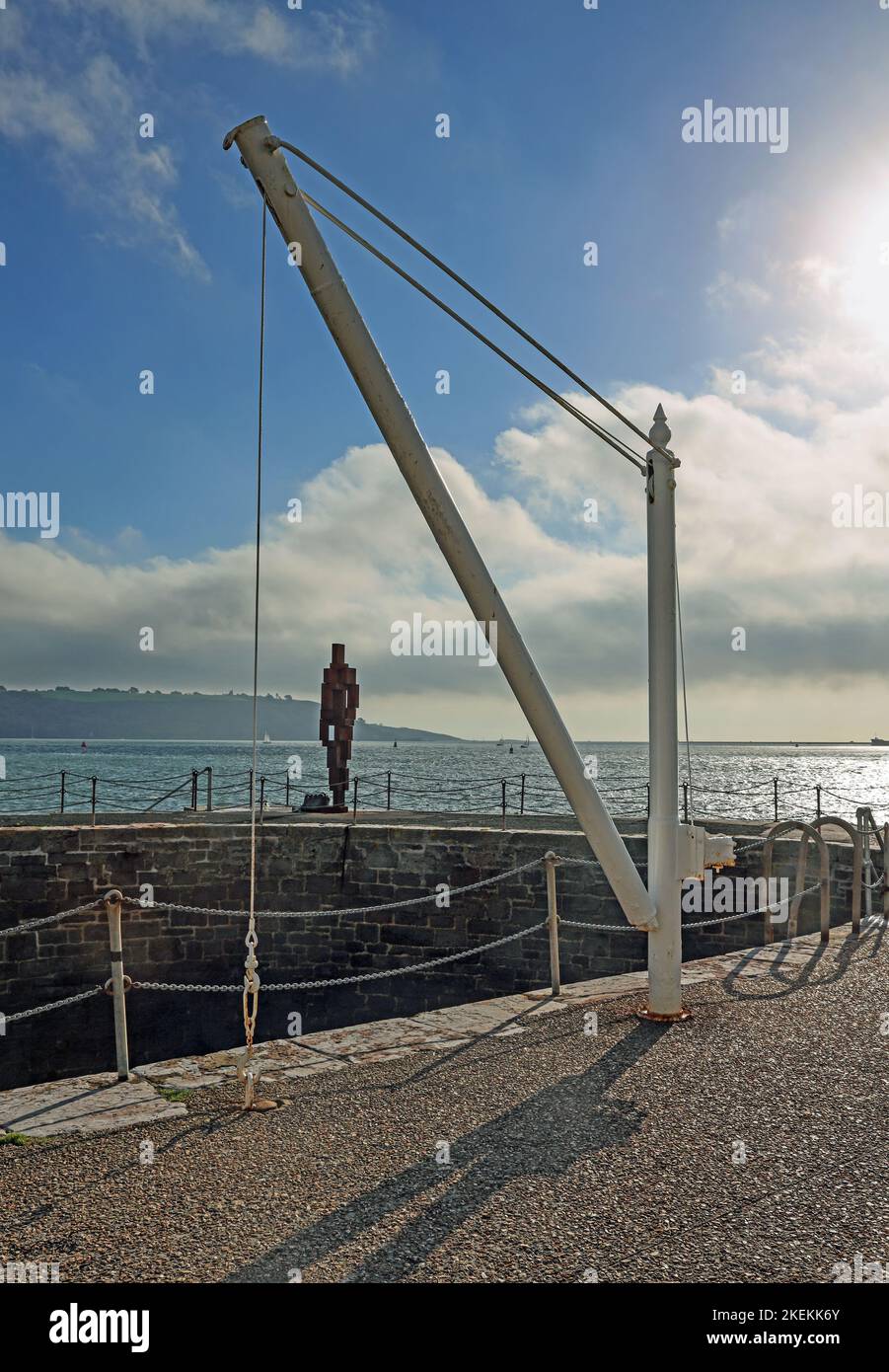 La sculpture « look II » 12ft de Sir Anthony Gormley donne sur le détroit de Plymouth depuis sa maison sur West Hoe Pier Plymouth. Derrière éclairé et encadré par le côté du quai Banque D'Images