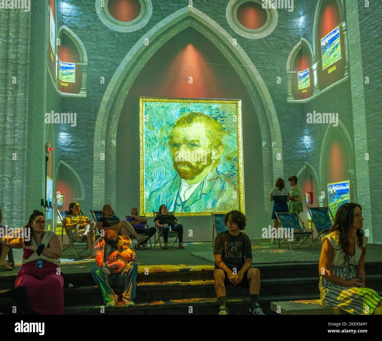 La Nouvelle-Orléans, Louisiane, Etats-Unis - 15 mai 2022 : autoportrait de Vincent Van Gogh et une foule à l'expérience immersive de Vincent Van Gogh Banque D'Images