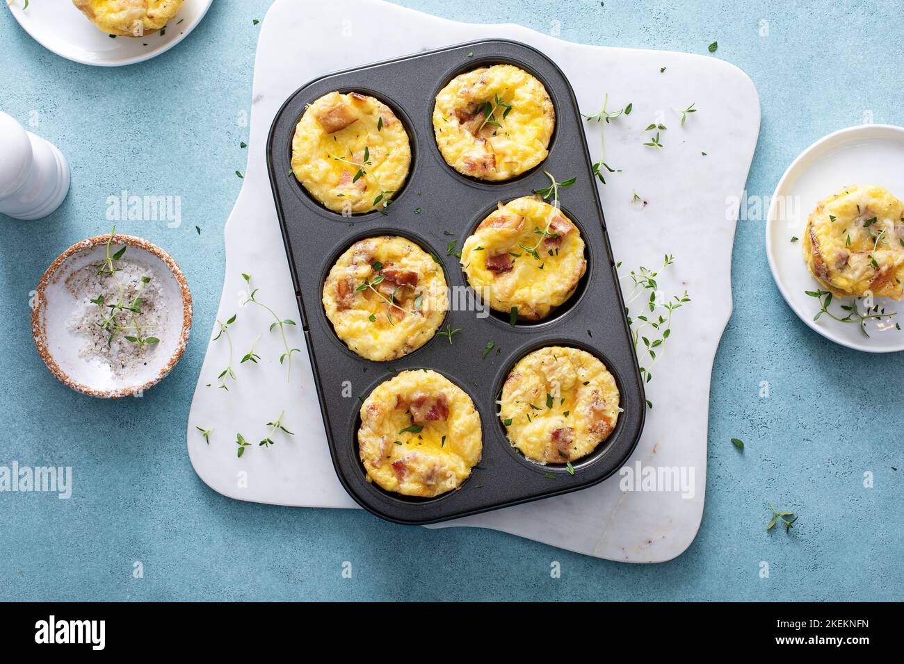 Muffins aux œufs au bacon et au cheddar pour le petit déjeuner Banque D'Images