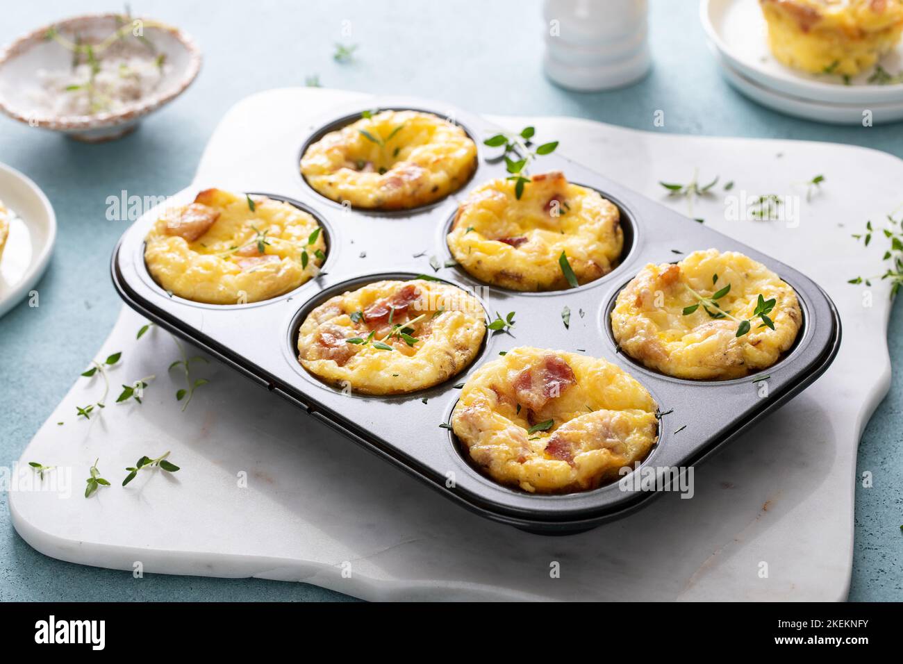Muffins aux œufs au bacon et au cheddar pour le petit déjeuner Banque D'Images