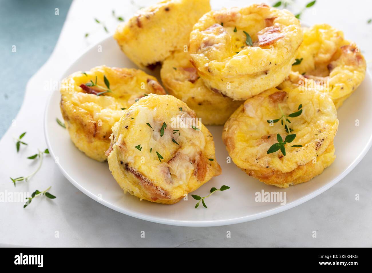Muffins aux œufs au bacon et au cheddar pour le petit déjeuner Banque D'Images